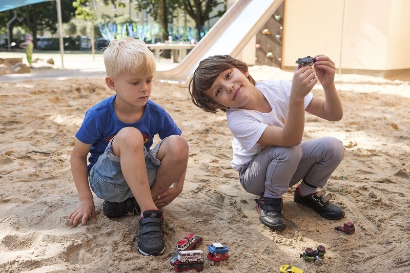 Zwei Jungs spielen im Sand