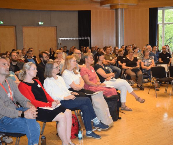 Die Teilnehmenden im Hauptsaal