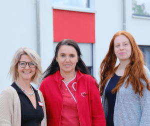 Nicole Deckwart, Carmen Tschentscher und Lilly Koal vor dem „Gepflegt Wohnen“ - Gebäudekomplex