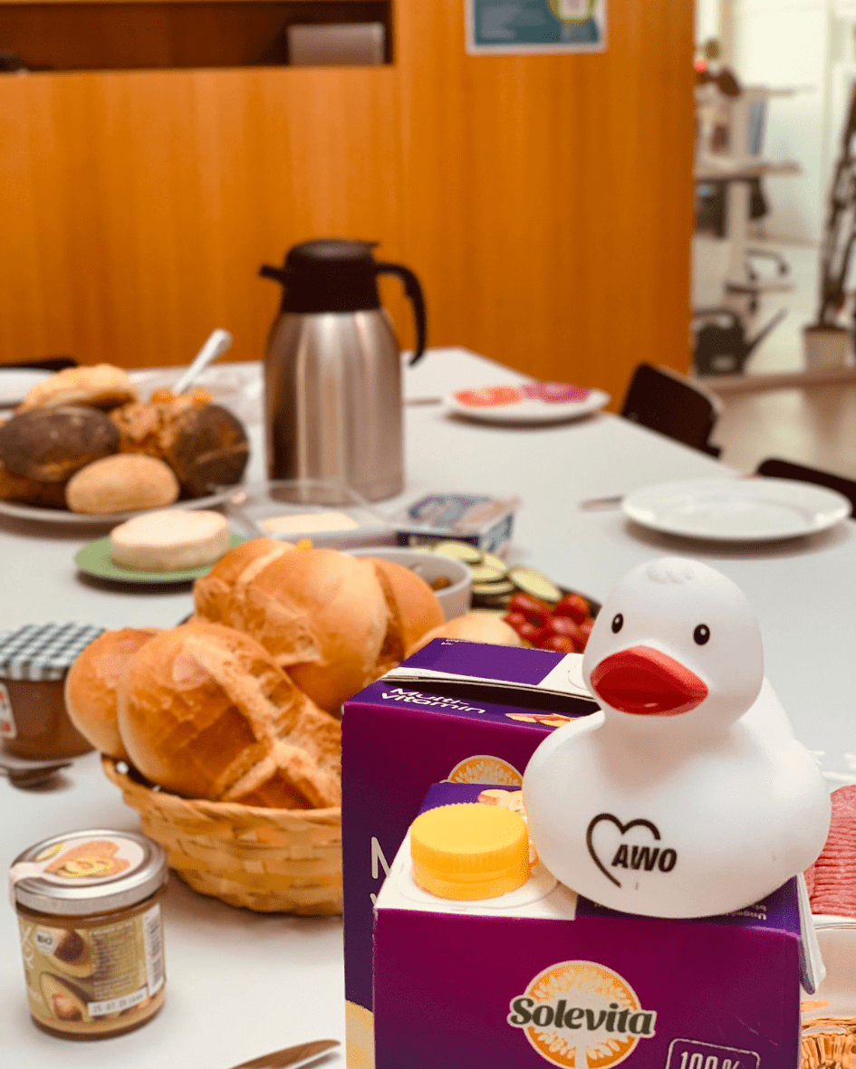 Ein Frühstücksbuffet mit AWO-Ente
