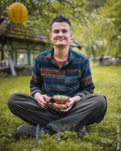 Simon in Yogapose auf der Wiese