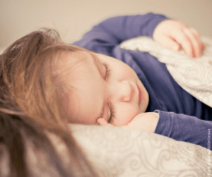 ein kleines Mädchen schläft