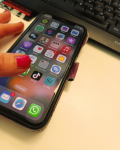 Ein Handydisplay mit vielen Apps