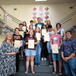 Jugendliche erhalten ihr Abschlusszertifikat im Rahmen des Projekts