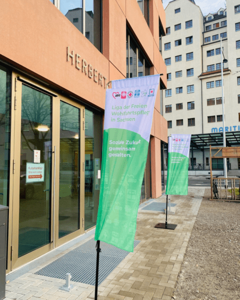 Liga Beachflag vor dem Herbert Wehner Haus