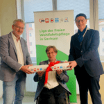 taffelübergabe der Liga Sachsen von der Arbeiterwohlfahrt an die Diakonie, v.l.n.r.: David Eckardt (aktueller Liga-Vorsitzender, AWO), Frank Schaffrath (aktueller Liga Geschäftsführer, AWO), Dietrich Bauer (neuer Liga Vorsitzender, Diakonie)