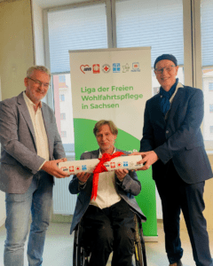 taffelübergabe der Liga Sachsen von der Arbeiterwohlfahrt an die Diakonie, v.l.n.r.: David Eckardt (aktueller Liga-Vorsitzender, AWO), Frank Schaffrath (aktueller Liga Geschäftsführer, AWO), Dietrich Bauer (neuer Liga Vorsitzender, Diakonie)