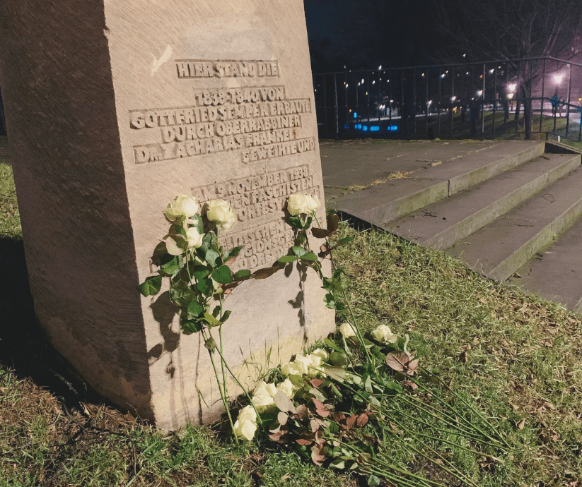 Weiße Rosen am Gedenkstein der Synagoge in Dresden