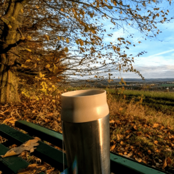 Wohlfühllabor_Thermosbecher im herbstlichen Sonnenuntergang
