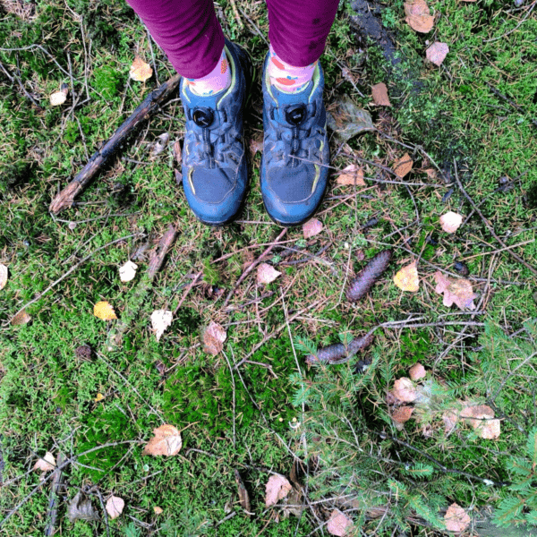 Wohlfühllabor_Turnschuhe auf einer herbstlichen Wiese