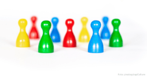 Verschieden farbige Spielfiguren