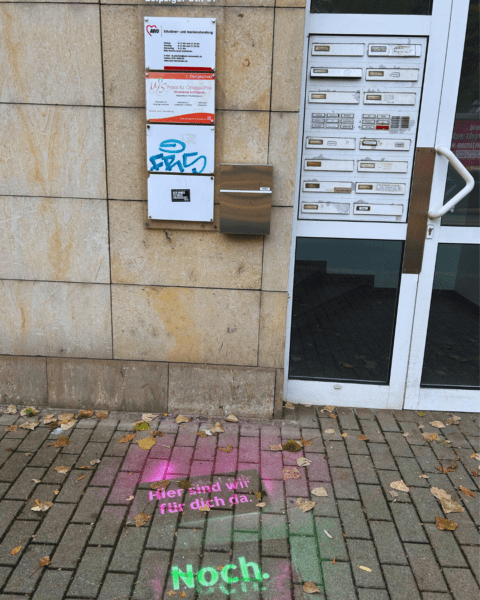 Eingang der AWO-Schuldnerberatung in Dresden-Pieschen mit der Kreidebotschaft